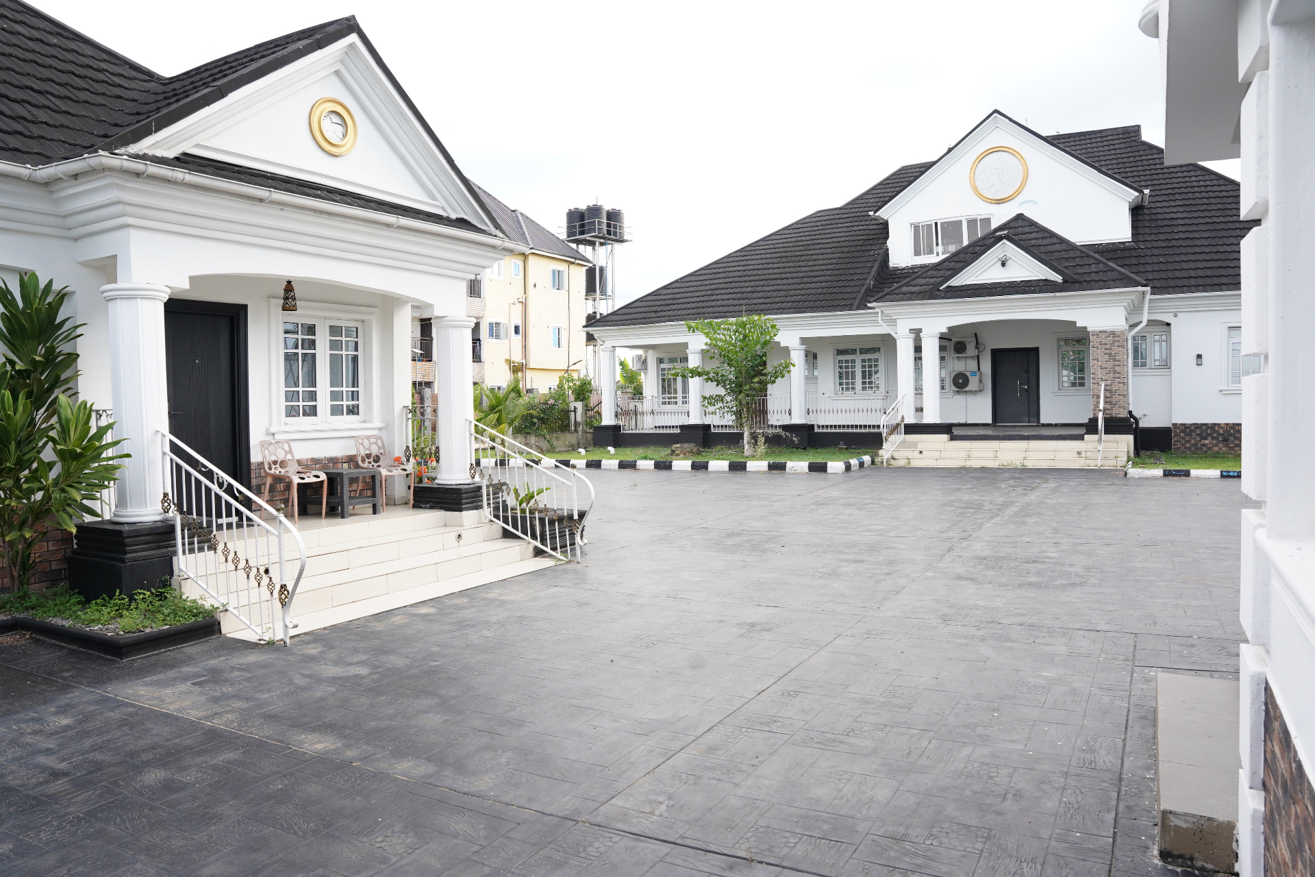 Annex courtyard exterior view